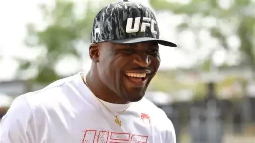 Technicky vzato jsem double champ jako McGregor, udivil svým názorem Ngannou