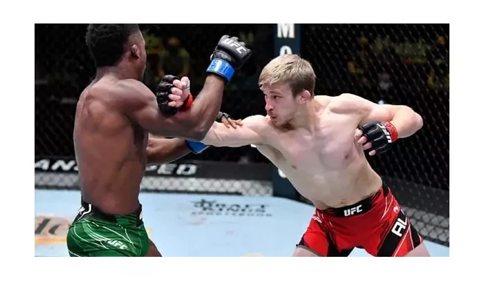 Tento fighter nedostává žádný respekt, a přitom to bude nový šampion pérové váhy, tuší uznávaný rozhodčí