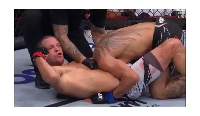 Vítězná rozlučka! Nate Diaz uškrtil Fergusona a opouští svět MMA. Chimaev bez zaváhání