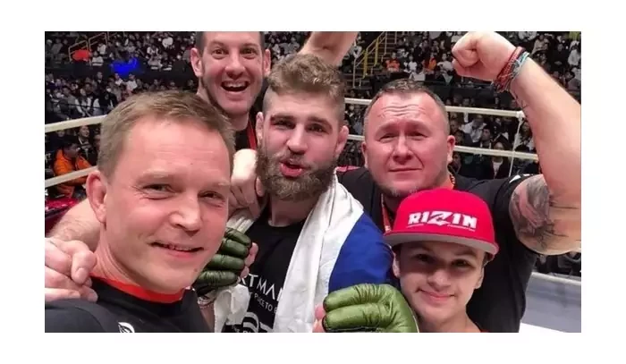 Teixeira je skutečně klidný a soustředěný. Vůbec si nepřipouští, že by měl prohrát, vidí Procházkův tým