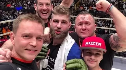 Teixeira je skutečně klidný a soustředěný. Vůbec si nepřipouští, že by měl prohrát, vidí Procházkův tým