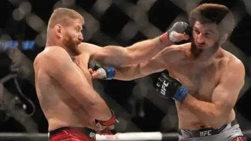 Remíza? Sakra, jak?! zuří Ankalaev a kritizuje rozhodčí. Blachowicz si sype popel na hlavu