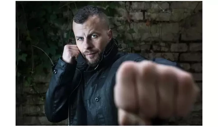 Hlavní výhoda v boji? Mám IQ, to Karlos je takový bojový analfabet! útočí Marpo