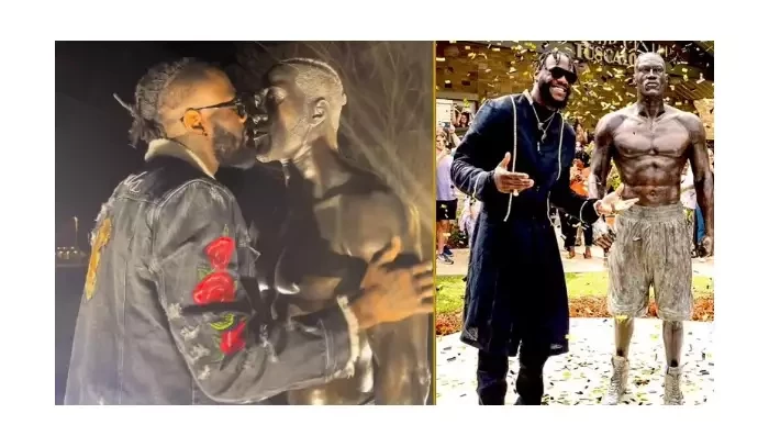 Deontay Wilder měl intimní chvilku s vlastní sochou. Fanoušci si z něj dělají legraci