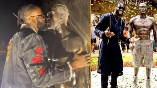 Deontay Wilder měl intimní chvilku s vlastní sochou. Fanoušci si z něj dělají legraci