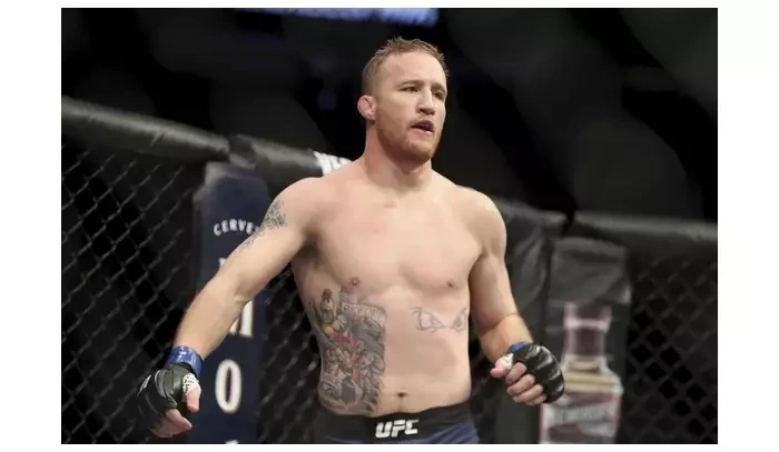 Jakmile se tě dotknu, ucítíš, jak tvůj duch opouští tělo! slibuje Gaethje Chandlerovi