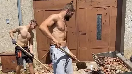 Jiří Procházka vzal lopatu do ruky a pomáhal odklízet škody po ničivém tornádu