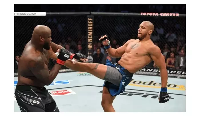 V těžké váze UFC se rodí skvělá bitva. V hlavní roli bývalý dočasný šampion a rozjetá mašina