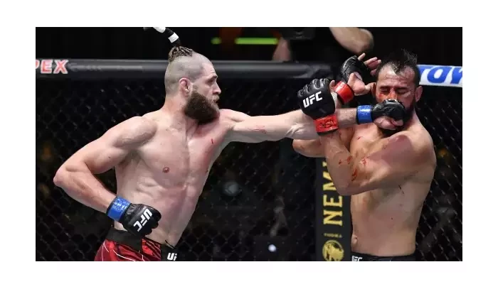 Jiří Procházka vytasil precizní KO a ovládl Vegas. Je to zabiják, chválí ho Cormier. Dále boj o titul?