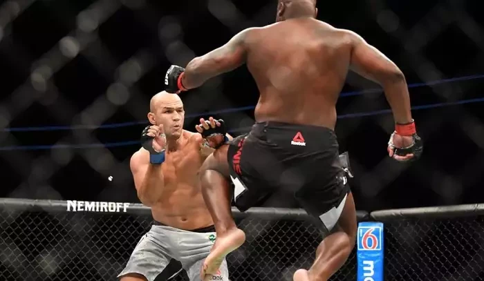 Tlak ze strany UFC byl moc velký, teď po konci se cítím konečně svobodný, říká bývalý šampion