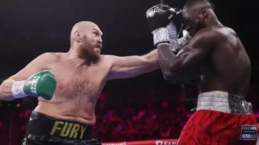 Fury ovládl bezpochybně nejlepší válku roku. Wilder padl na KO v jedenáctém kole - VIDEO