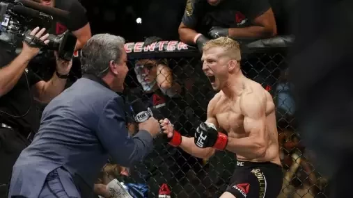 Z UFC vede jenom jedna cesta, a to je dolů, varuje zápasníky slavný hlasatel