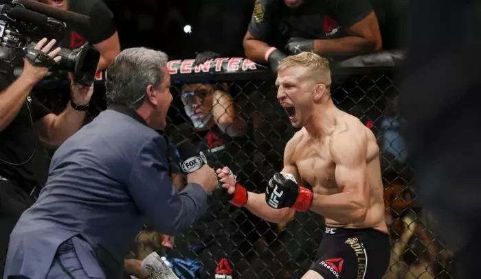 Z UFC vede jenom jedna cesta, a to je dolů, varuje zápasníky slavný hlasatel