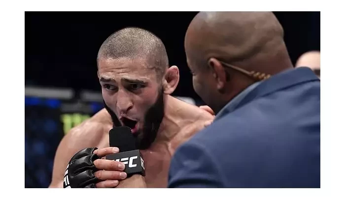 Dana White odhalil, co na něho Chimaev křičel z klece v době, co mordoval Jinglianga