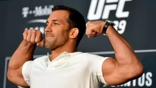 Pravda je taková, že UFC zápasníkům neplatí tolik, kolik si zaslouží, svěřil se navrátilec Rockhold