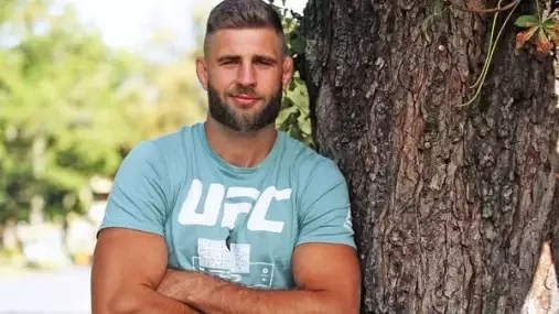 Dám 500 úderů do stromu a pak jdu na pytel. Je fajn mít tělo jako skála, má jasno Jiří Procházka