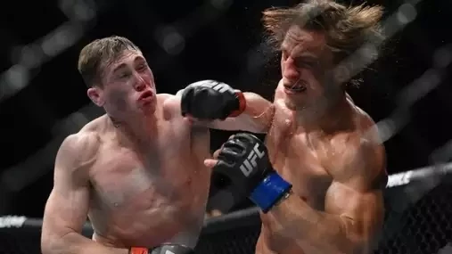 Till? Ta zrůda se mi snaží vyhnout, cítím z něj strach, nebral si servítky Uriah Hall