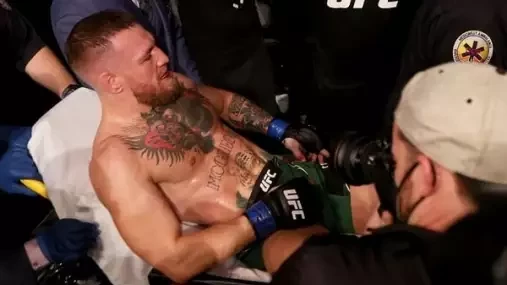 Kdepak v zápase, Conor McGregor si nohu podle trenéra zranil už před ním
