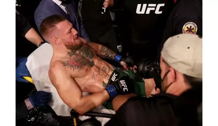 Kdepak v zápase, Conor McGregor si nohu podle trenéra zranil už před ním
