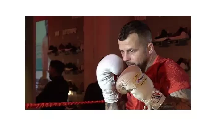Má se Vémola začít bát? Marpo ukázal, jak se připravuje na boxerskou bitvu s Terminátorem