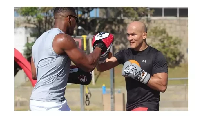 Junior dos Santos se vydává do boxerského ringu, plánuje seknout Joshuu, Furyho i Wildera