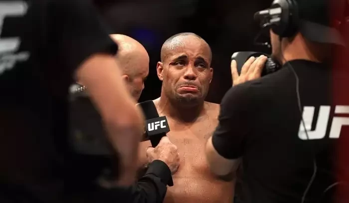 Daniel Cormier uveřejnil pravý důvod, proč jeho tvář po prohře s Jonem Jonesem zalily slzy