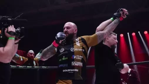 VIDEO: Michal Martínek porazil v Rusku Pakutinskase na body!