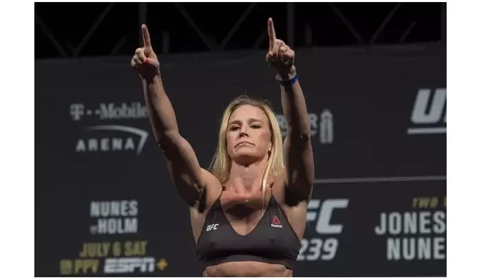 Stále se mohou stát šampionkou, věří Holly Holm. Bude to ale ještě v UFC?