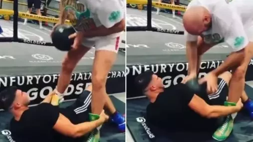 Tommy Fury nemá zlomená žebra, prostě se jen vymluvil, prozradil bývalý soupeř Taylor