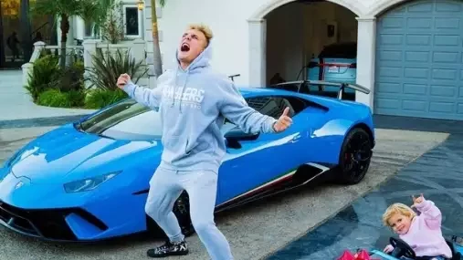 Výsměch šéfovi UFC přímo do tváře. Za tvé peníze si koupím nové Porsche, vzkazuje Jake Paul