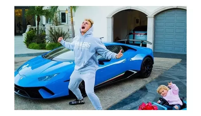 Výsměch šéfovi UFC přímo do tváře. Za tvé peníze si koupím nové Porsche, vzkazuje Jake Paul