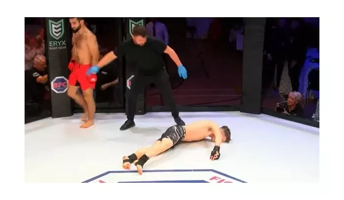 VIDEO: Pekelné KO! Zápasník chtěl vyje*at se soupeřem, ale instantní karma byla proti