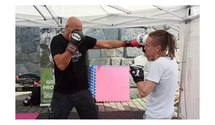 Šéf Pirátů Bartoš nasadil boxerské rukavice a rozdával rány jako Rocky! Sundal by i Vémolu?