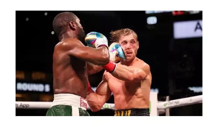 Mayweather čelí obvinění! Logana Paula vypnul, ale nedovolil mu spadnout na zem