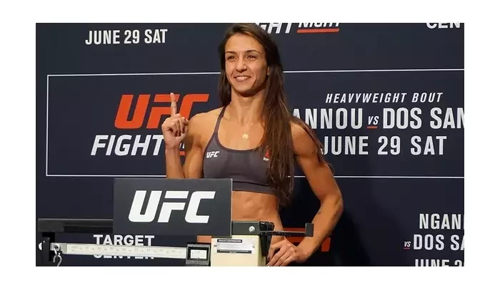 Amanda Ribas je přeceňována, myslí si Angela Hill, která plánuje udělovat lekce v postoji