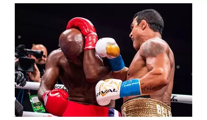 Obří selhání a lidé se zlobí. Holyfield dostal při návratu do ringu těžkou bídu