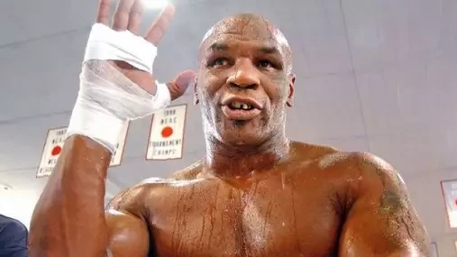 Mike Tyson odpovídá na dotaz, zdali by šel do bitvy s Jakem Paulem