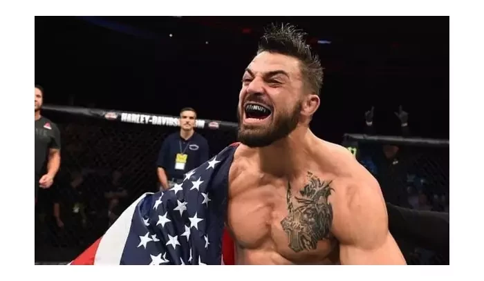 Zahřejte mi místečko v ringu, hlásí se o přesun Mike Perry. Woodleyho by prý srovnal do latě hned