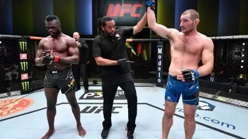 Uriah Hall: Prohra se Stricklandem mě mrzí, pro Adesanyu bych byl velký problém