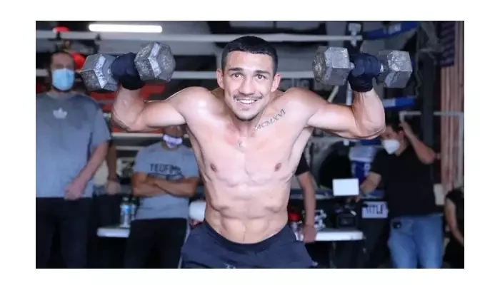 Jsem rychlý, hezký a chytrý, jsem prostě nejlepší boxer světa, ozval se Teofimo Lopez