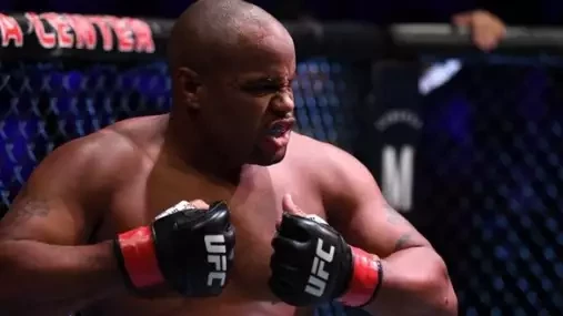 Daniel Cormier naléhá na „blba“ Fergusona, aby se konečně probudil