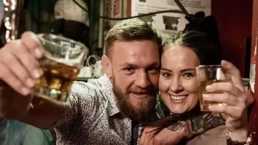 Kolik vydělá McGregor za zápas s Poirierem? Průměrný Čech by na takovou výplatu musel pracovat přes 500 let!
