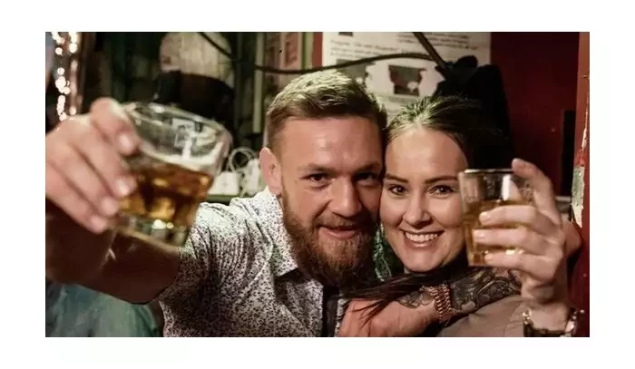 Kolik vydělá McGregor za zápas s Poirierem? Průměrný Čech by na takovou výplatu musel pracovat přes 500 let!