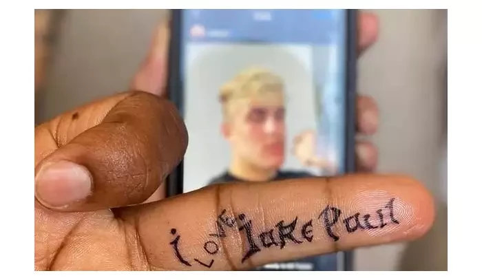 Zoufalý Woodley si nechal vytetovat nápis 