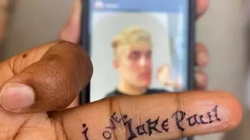 Zoufalý Woodley si nechal vytetovat nápis 