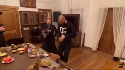VIDEO: Chimaev na soukromé party předvedl své taneční dovednosti. Takto se bavil za asistence Kadyrova