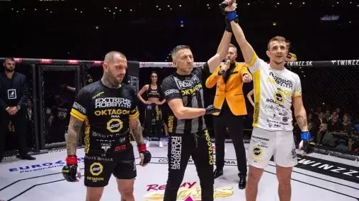Jedna rána a konec. Jakub Štáfek uspal Petera Benka ještě v prvním kole