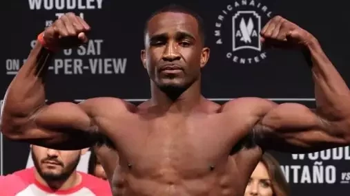 Přední UFC zápasník si našel práci ve steakhousu, chyběly mu peníze