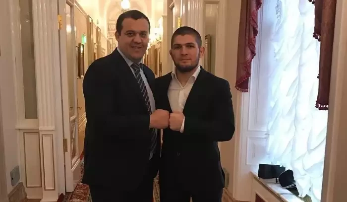 Ruská boxerská federace poslala Khabibovi smlouvu. Co myslíte, mám ji přijmout? ptá se Orel fanoušků