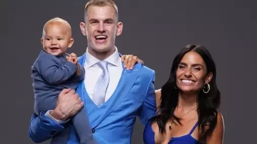 Měj se na pozoru, mladíku. Je to vysloužilá zlatokopka! varují UFC bojovníci talentovaného bijce Iana Garryho před jeho přítelkyní. Ten je žaluje